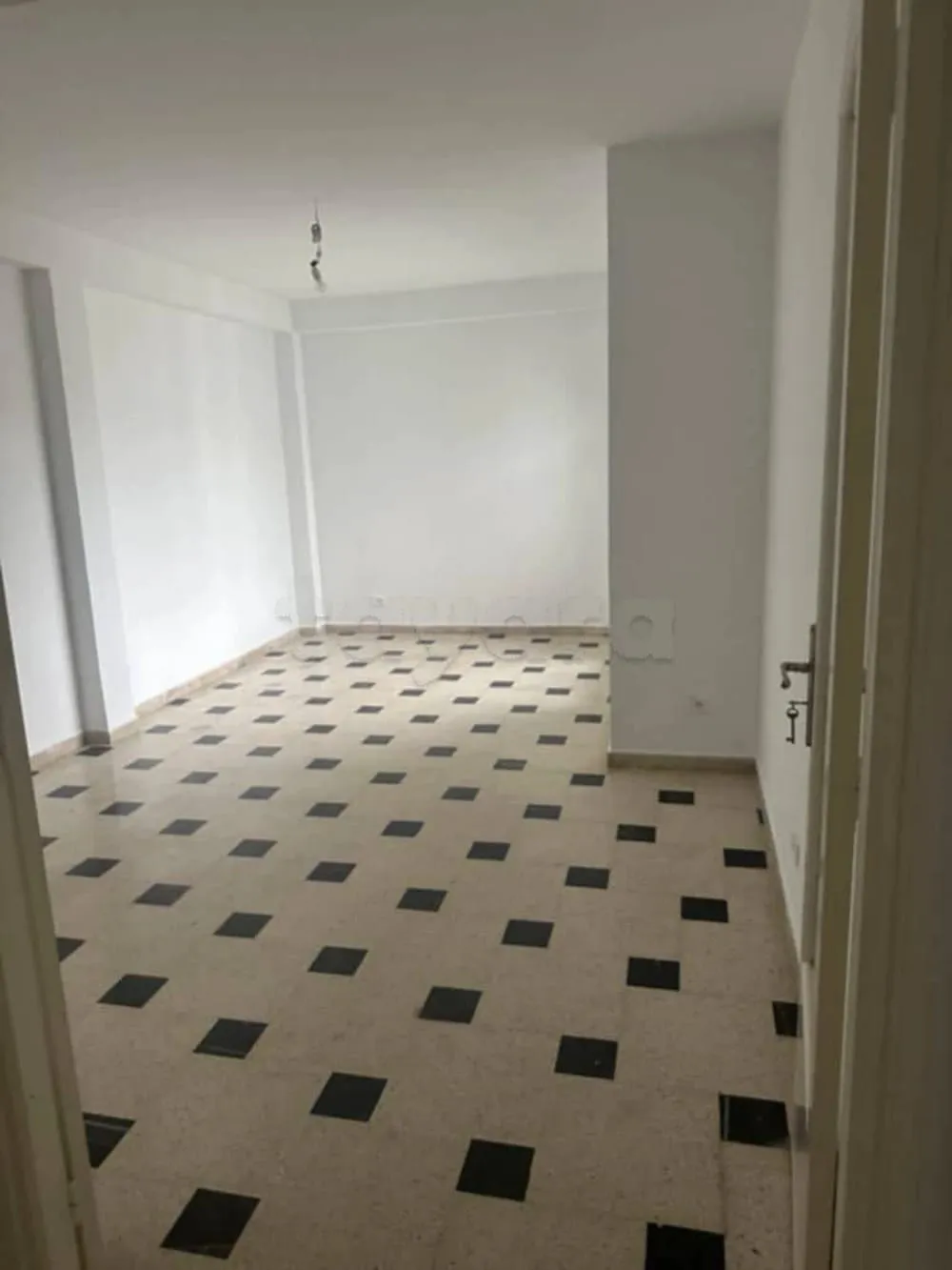 un appartement s+2 au 4éme étage(sans ascenseur) a louer a Manzah 9 En face STEG