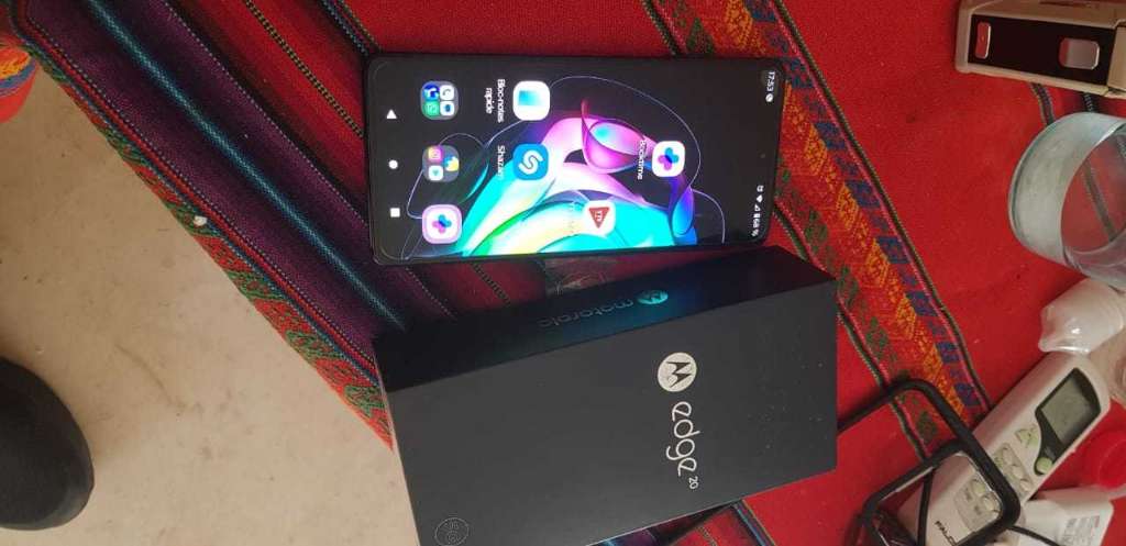 Motorola edge20 128gb 8gb ram