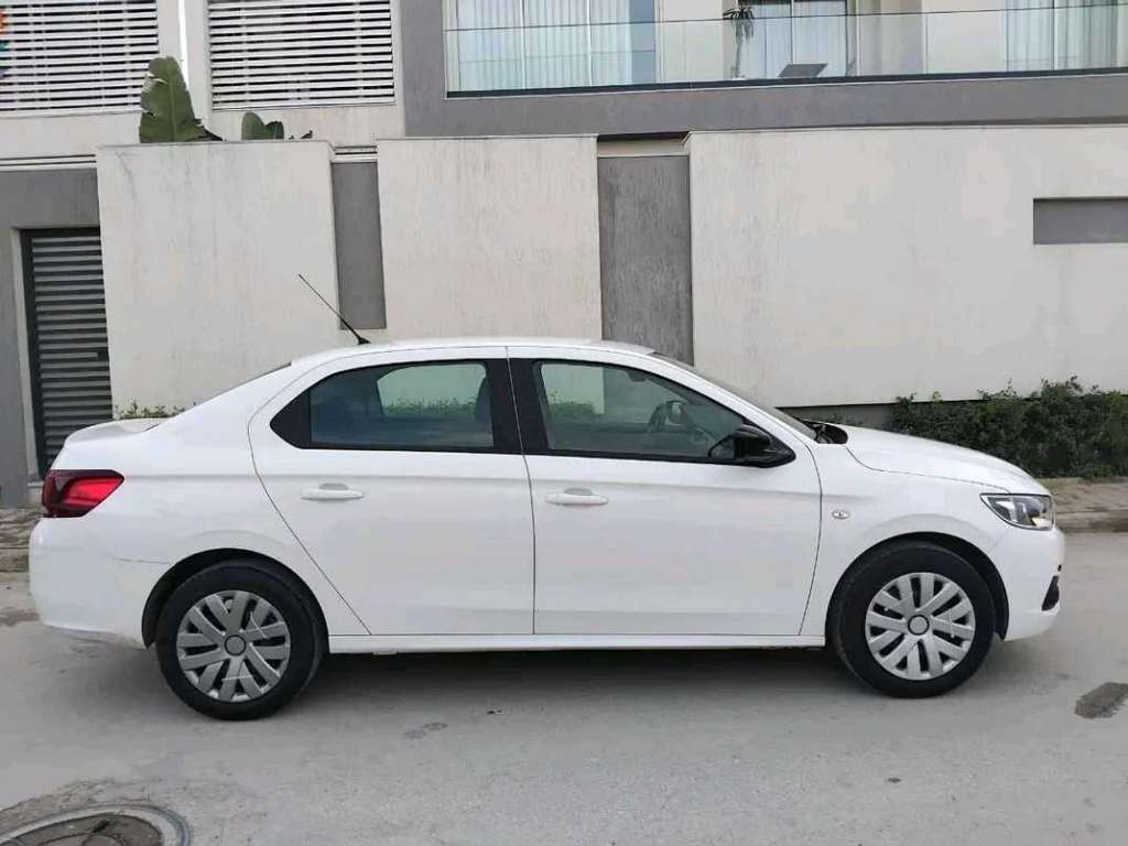 PEUGEOT 301 ACCESS PREMIÈRE MAIN EN TRÈS BON ÉTAT 