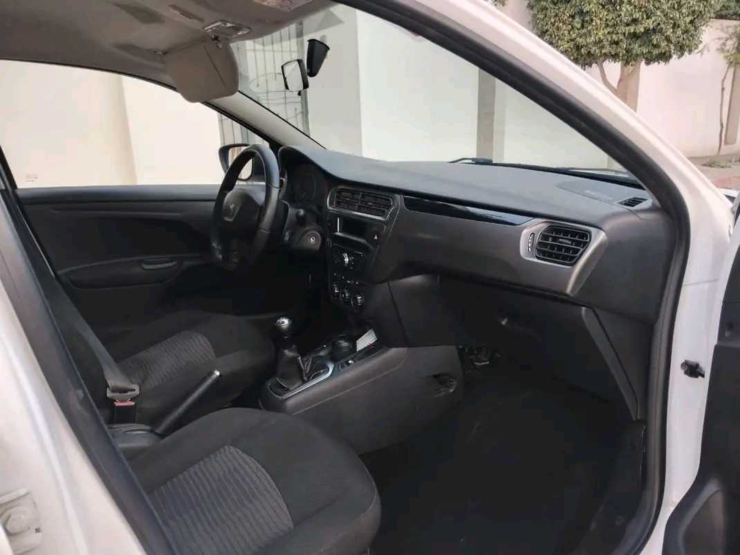 PEUGEOT 301 ACCESS PREMIÈRE MAIN EN TRÈS BON ÉTAT 