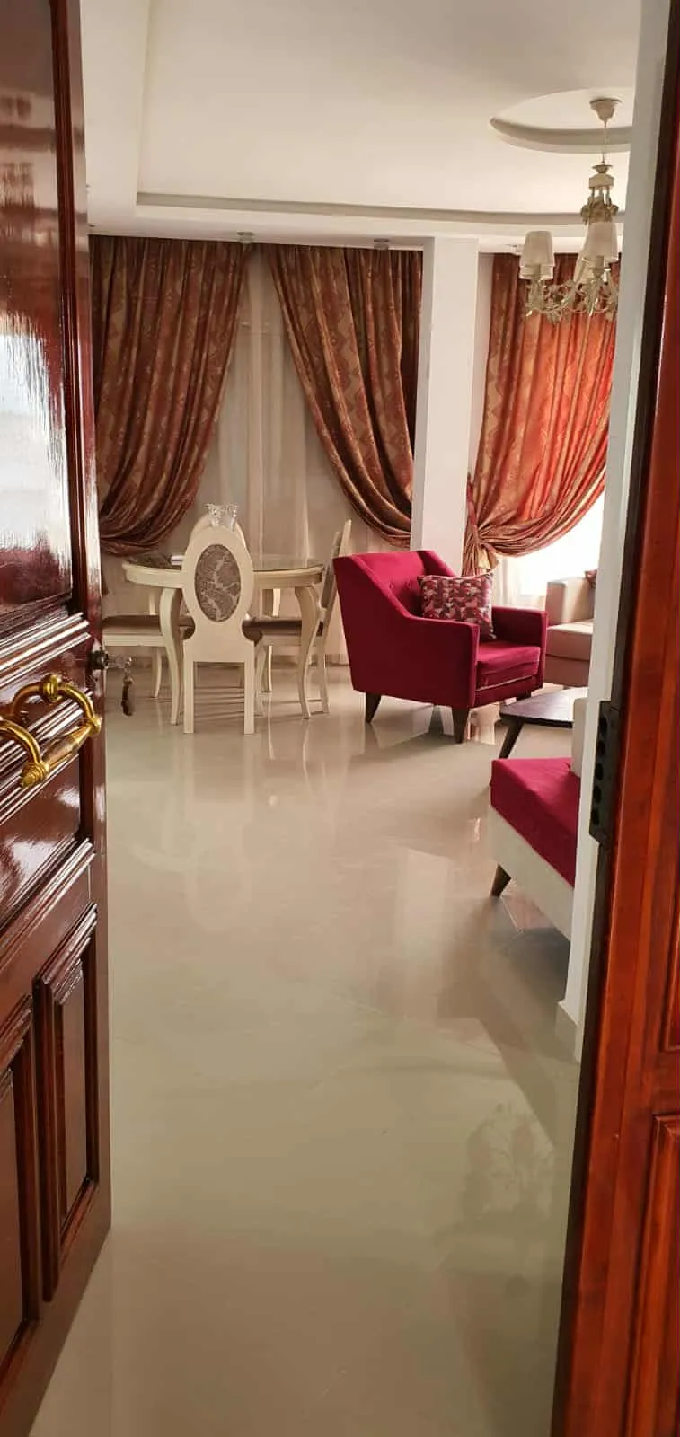 Appartement richement meublé à l'année