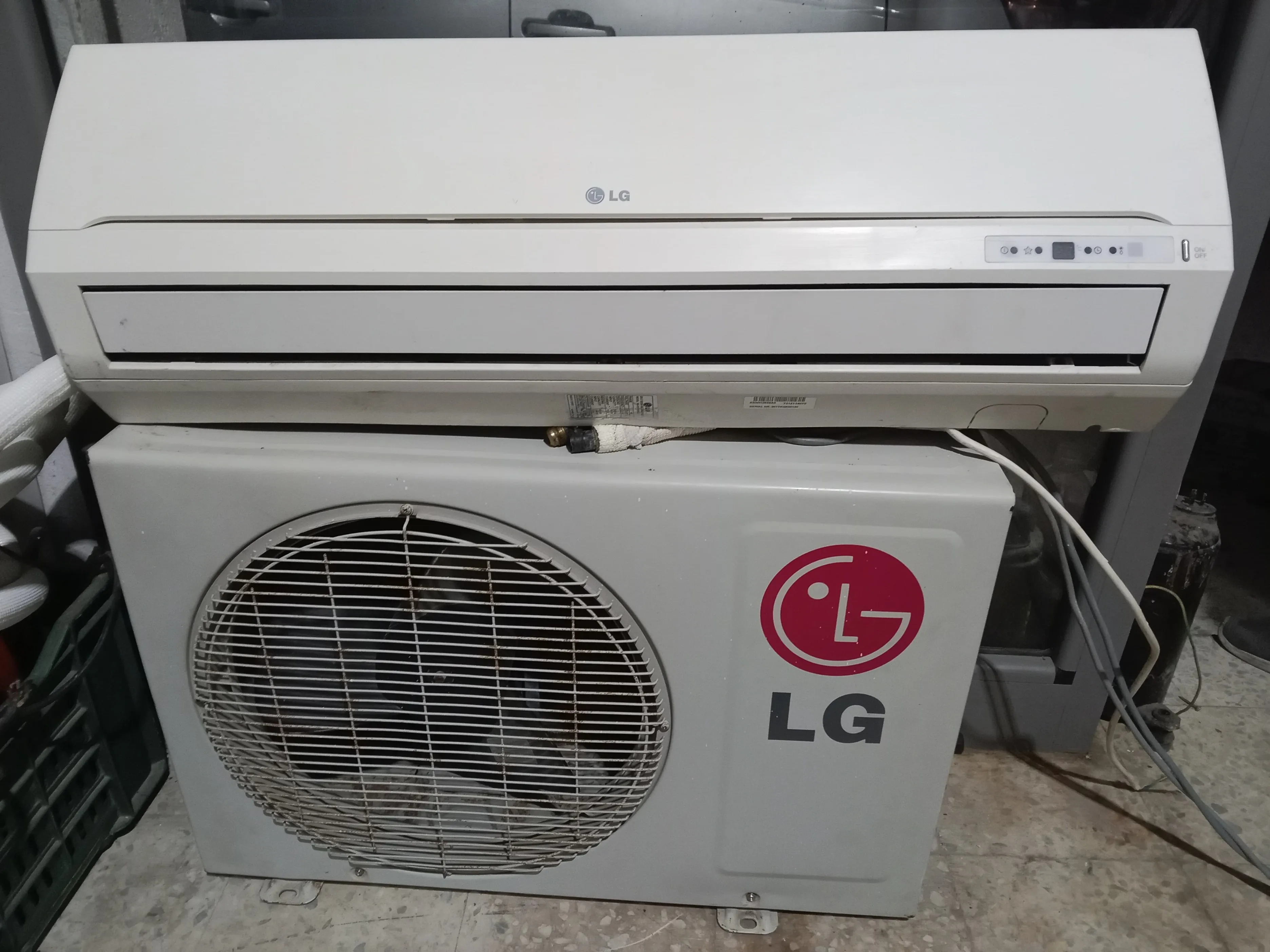 Climatiseur LG 12000 BTU ; état neuf avec support ; livré ; Installé et Garantie 2 ans
