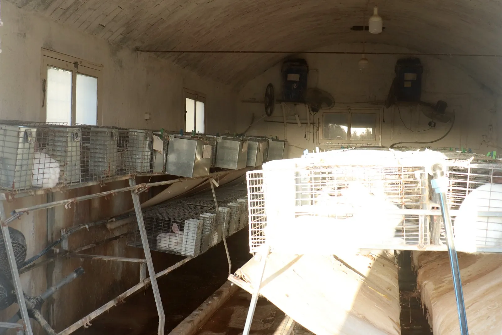 A vendre terrain + villa + 2 garages 