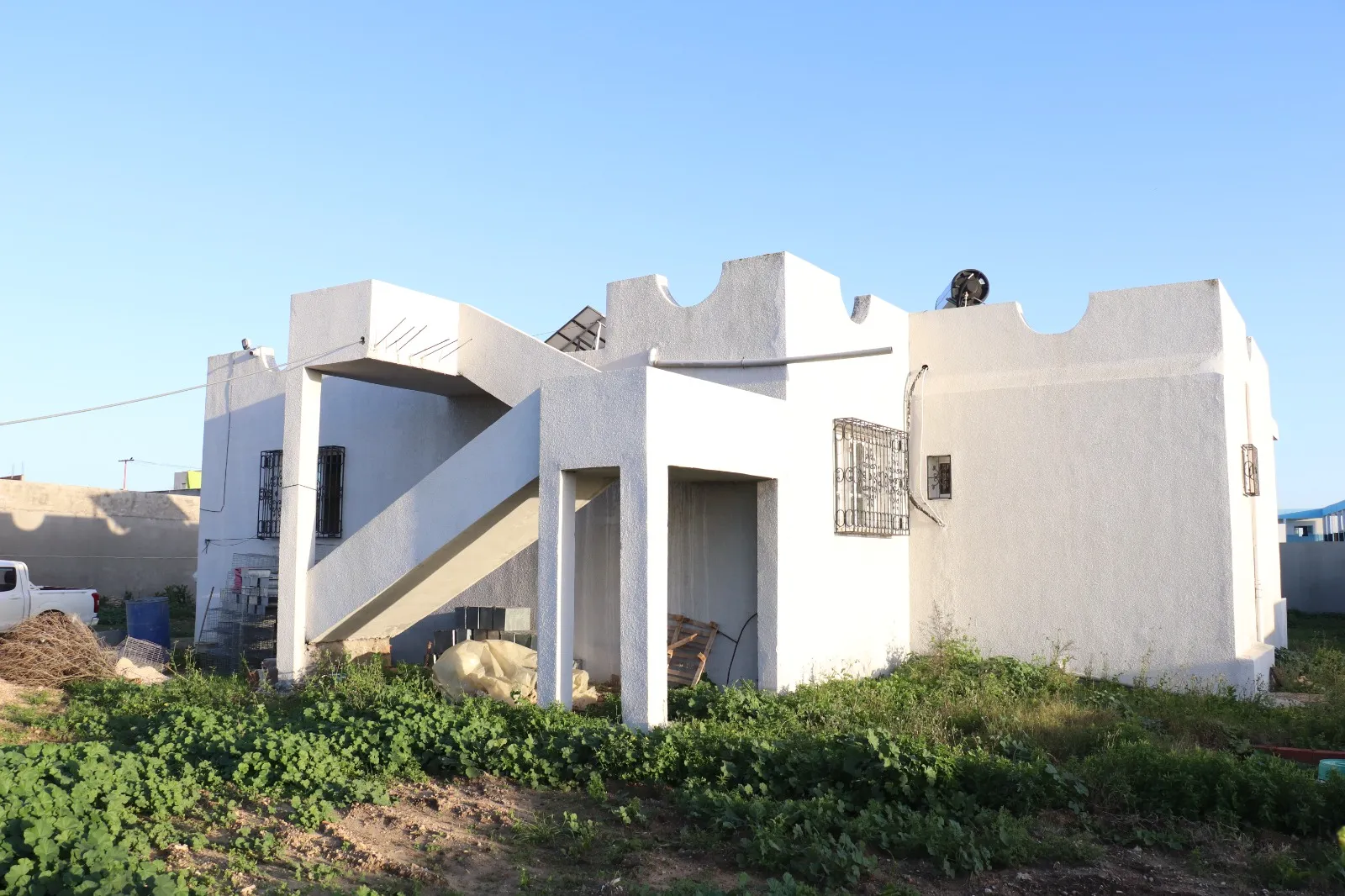 A vendre terrain + villa + 2 garages 