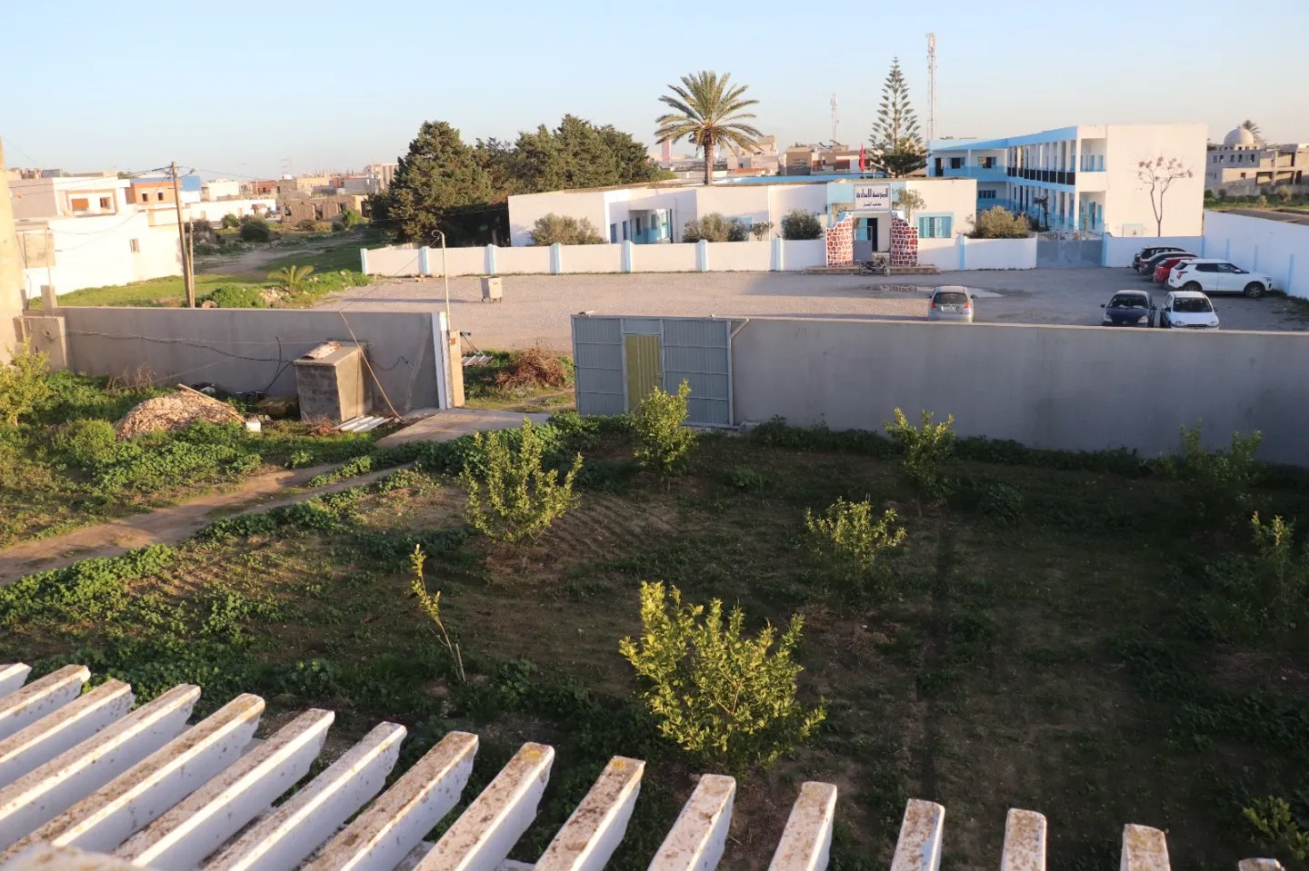 A vendre terrain + villa + 2 garages 