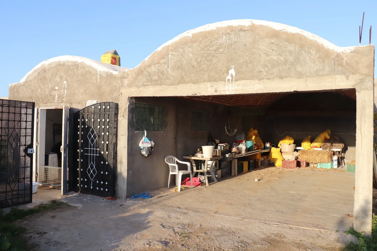 A vendre terrain + villa + 2 garages 