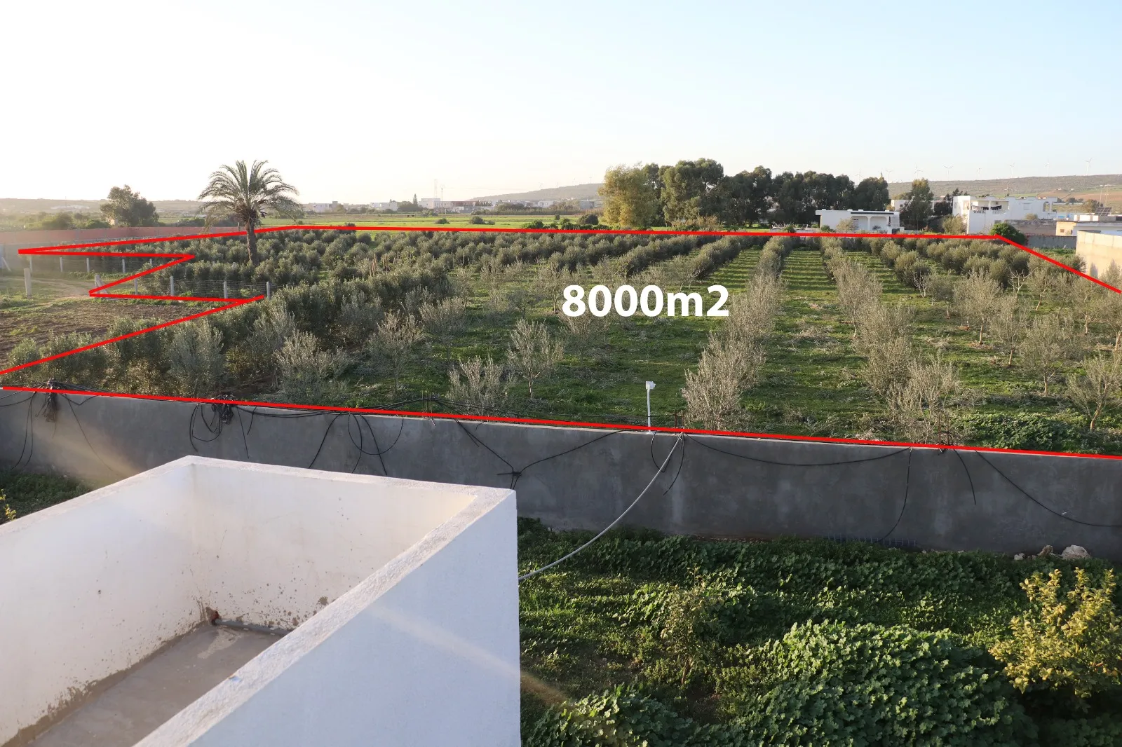 A vendre terrain + villa + 2 garages 