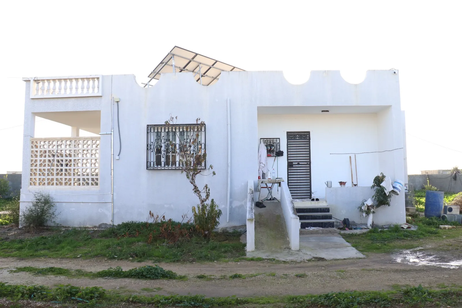 A vendre terrain + villa + 2 garages 