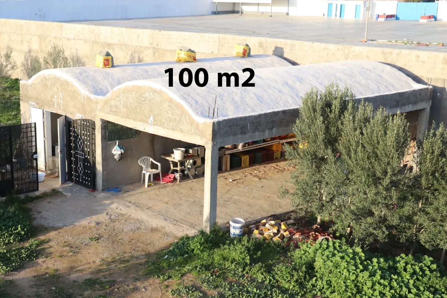 A vendre terrain + villa + 2 garages 