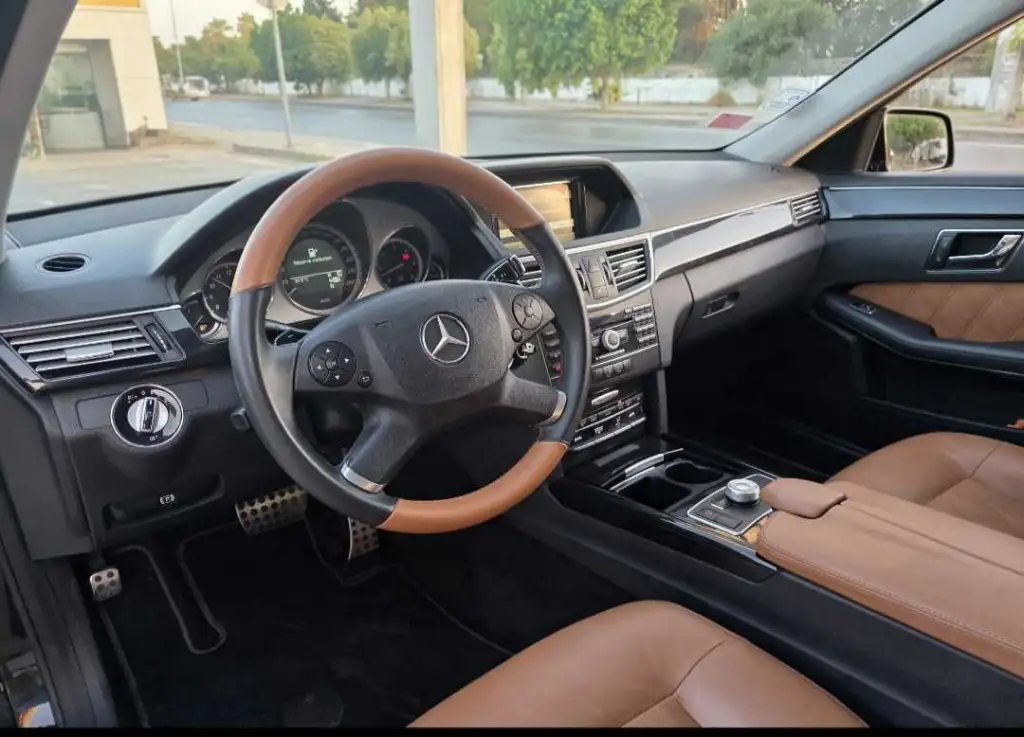 E350 CDI V6 Avantgarde –
MERCEDES W212 CLASSE E TRÈS, BVA, PROPRE ET BIEN ENTRETENUE