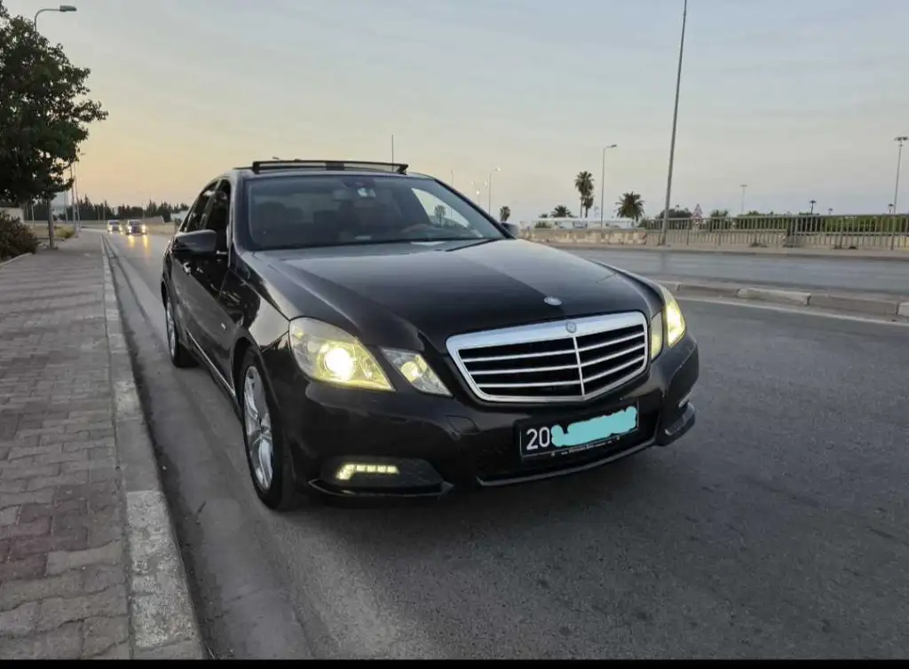 E350 CDI V6 Avantgarde –
MERCEDES W212 CLASSE E TRÈS, BVA, PROPRE ET BIEN ENTRETENUE