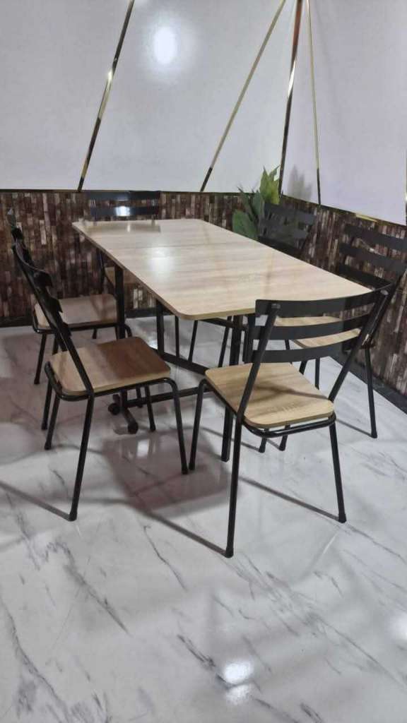Table pliante avec 6 chaises 