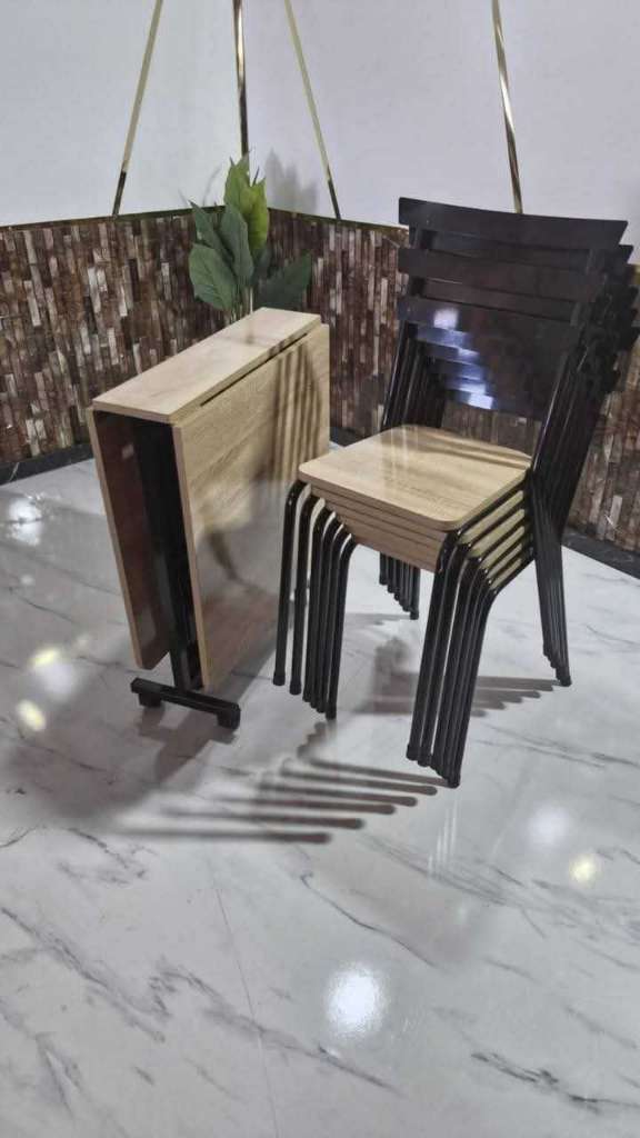 Table pliante avec 6 chaises 