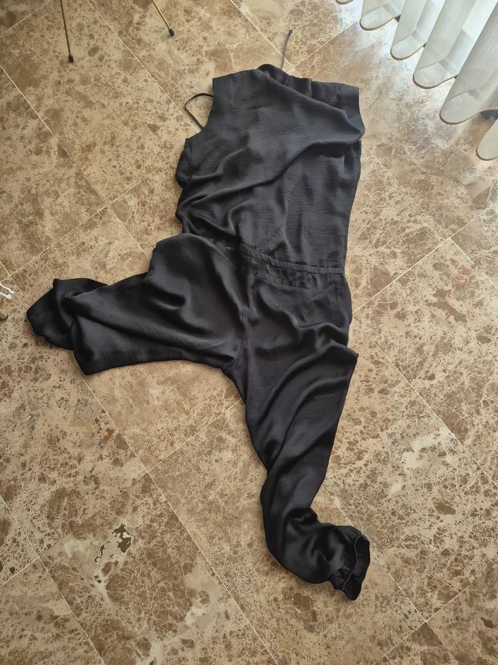 Combinaison en satin noir APART – NEUVE (Jamais portée) – Taille 44