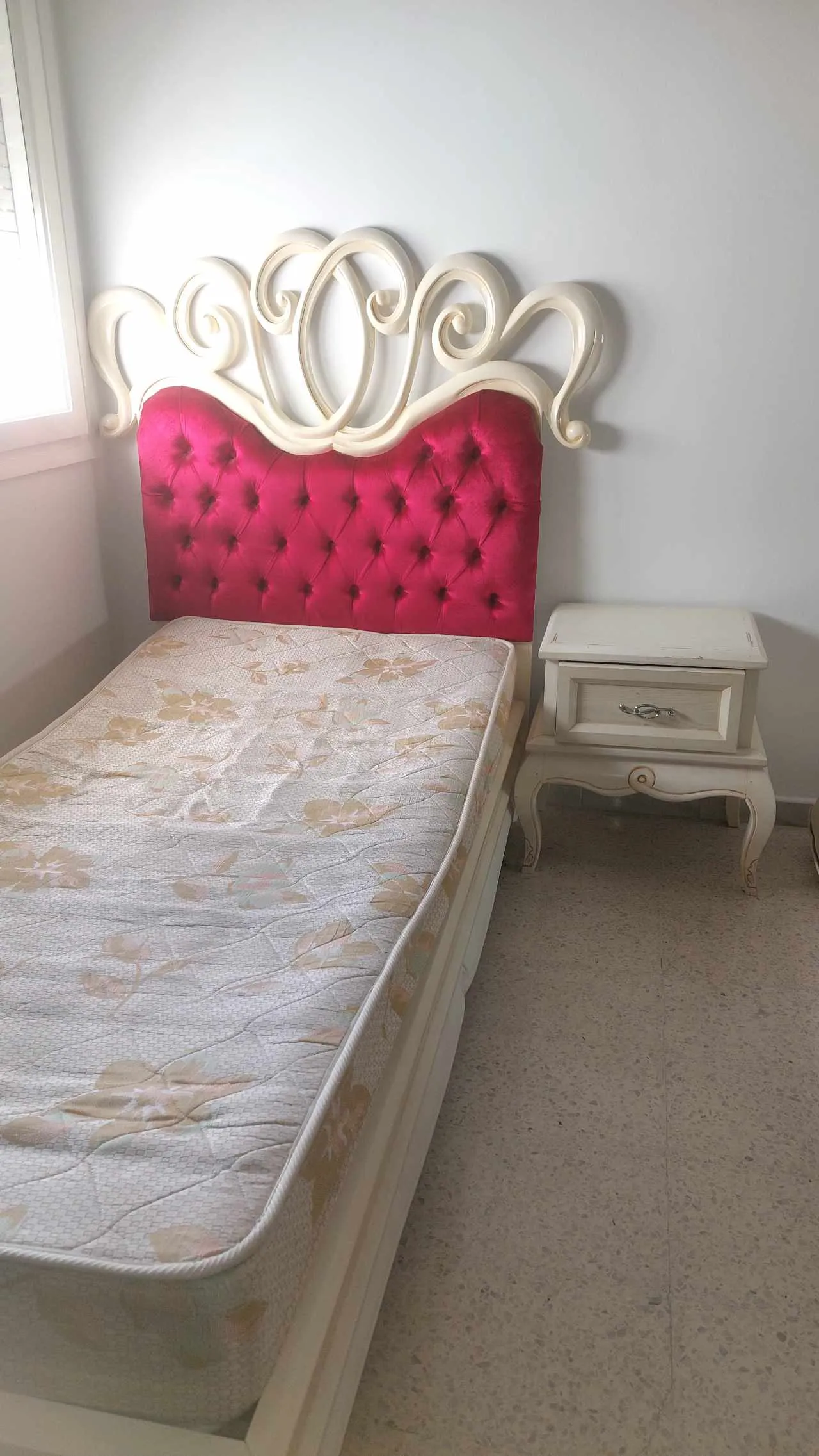 Lit 1 place + table de nuit