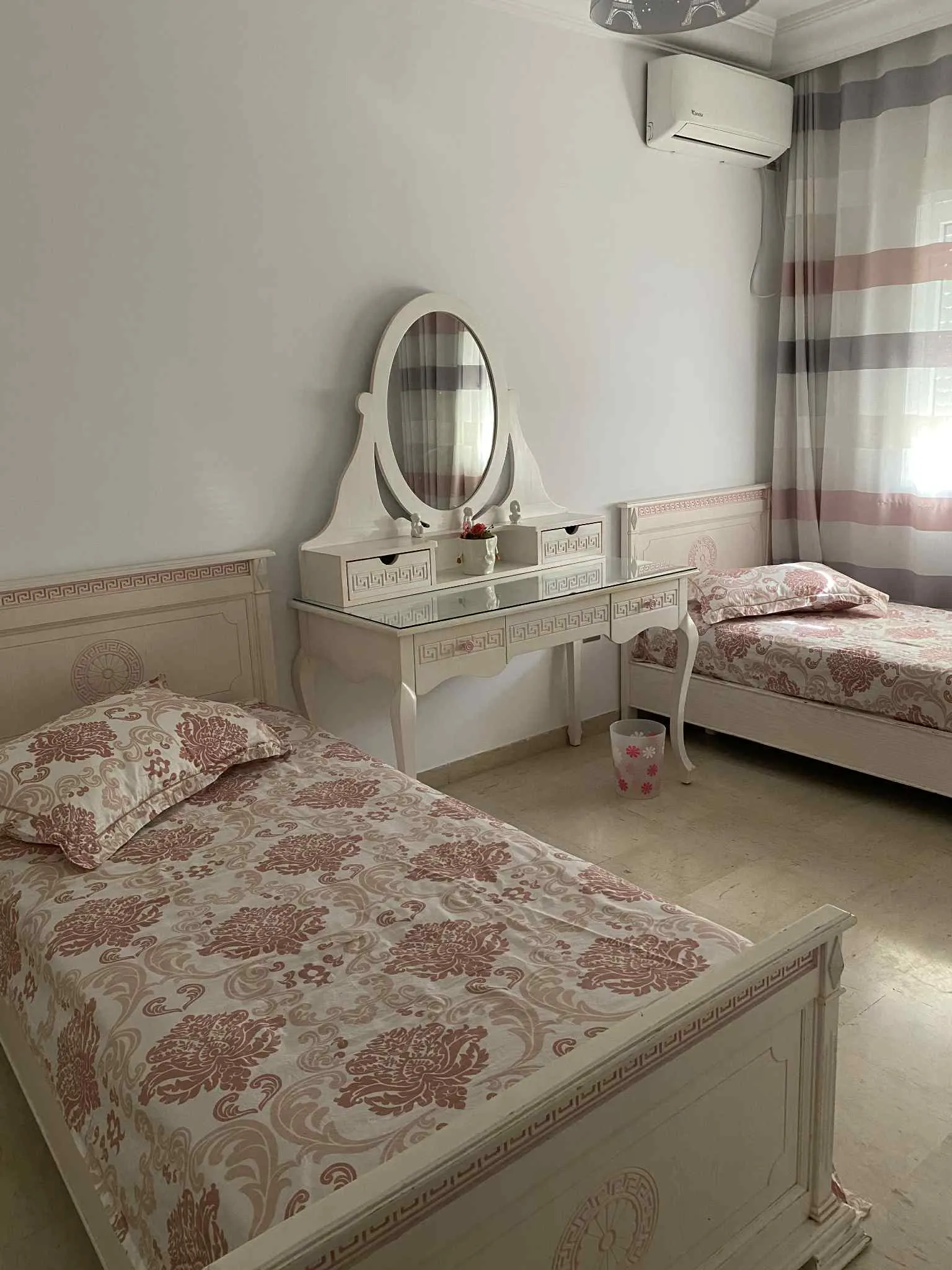 Ensemble chambre : 2 lits simples 90×190 avec matelas + console/coiffeuse