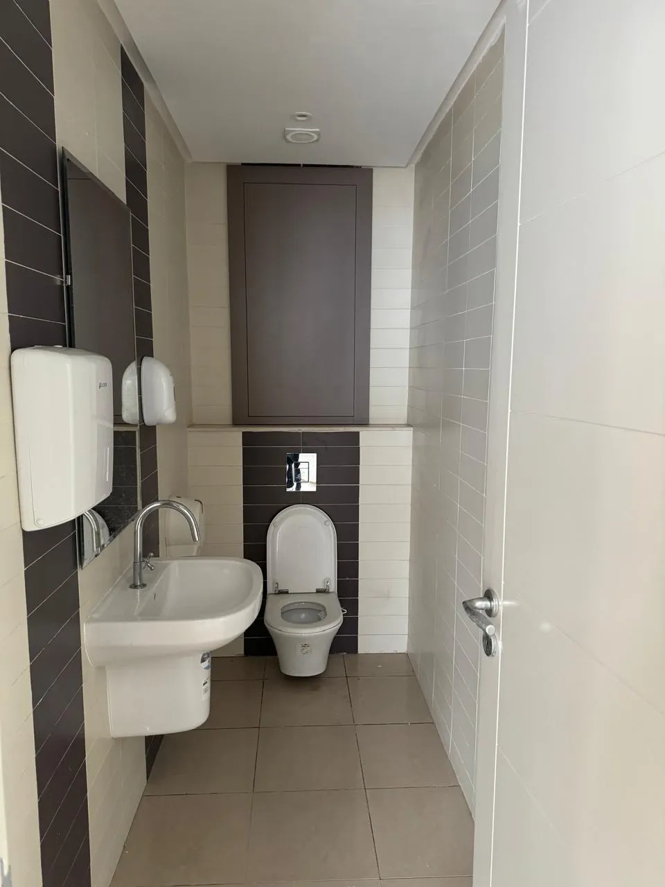 Très joli immeuble administratif au lac 2