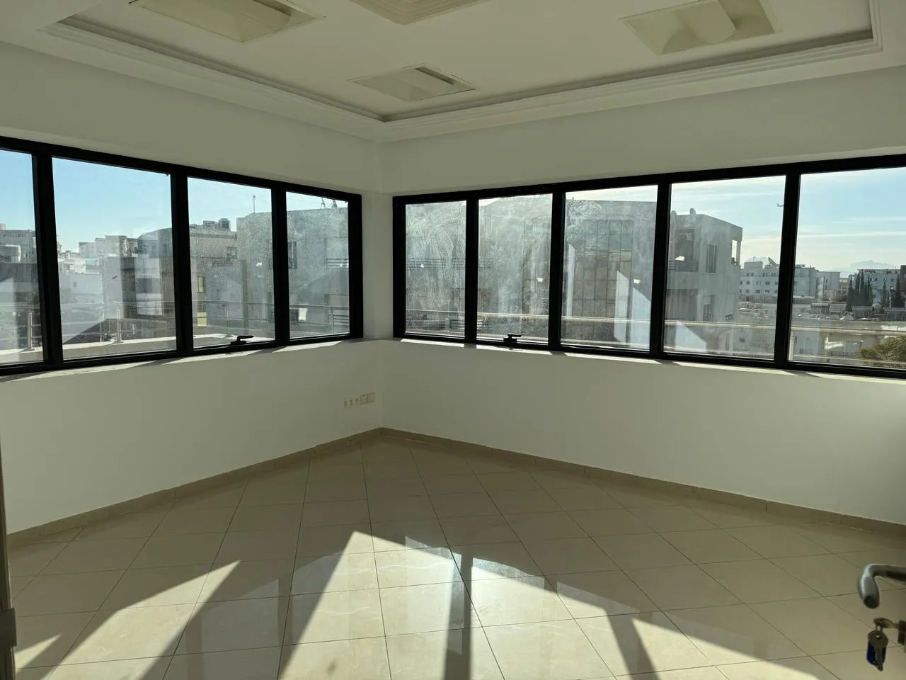 Très joli immeuble administratif au lac 2