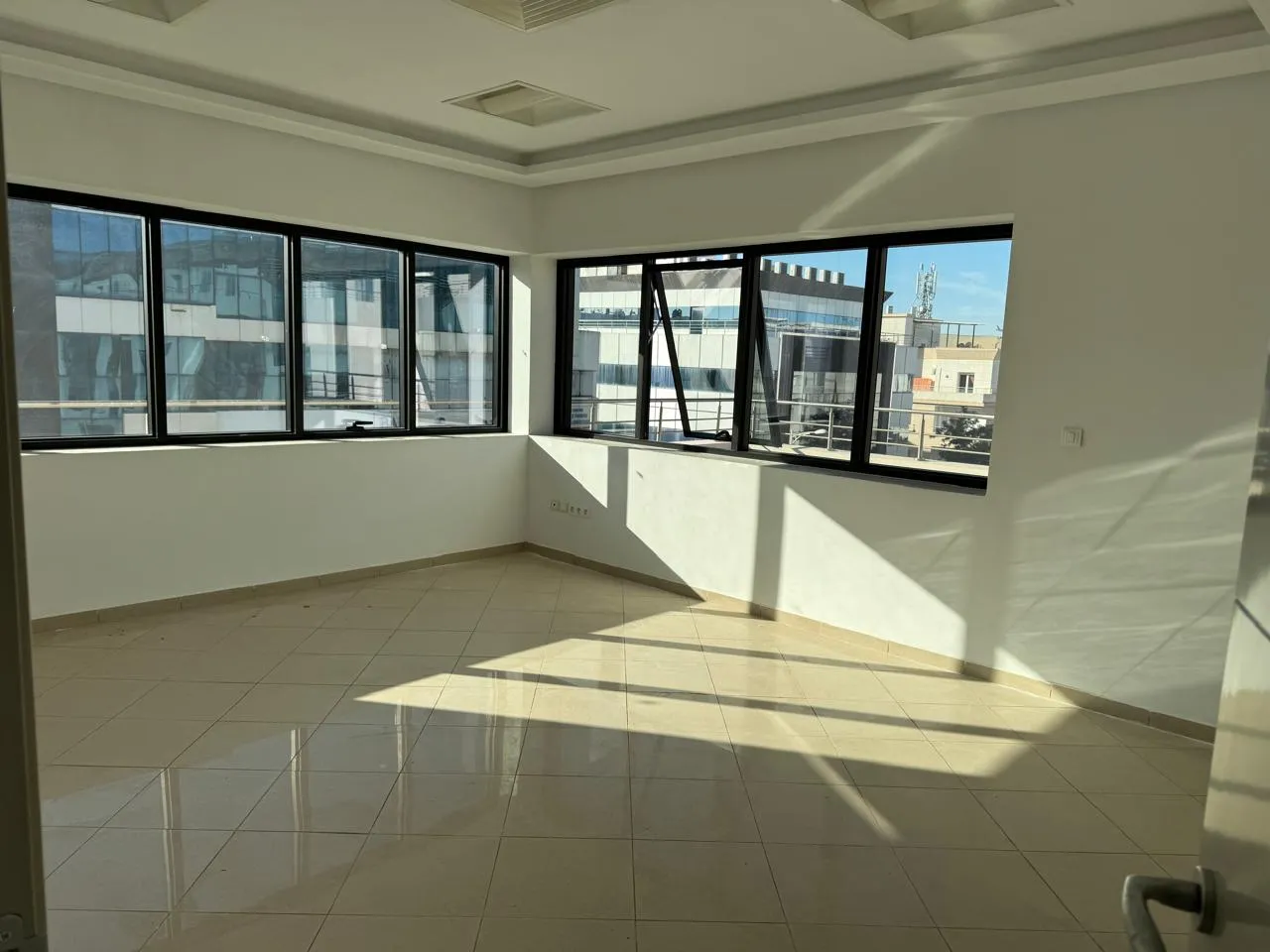 Très joli immeuble administratif au lac 2