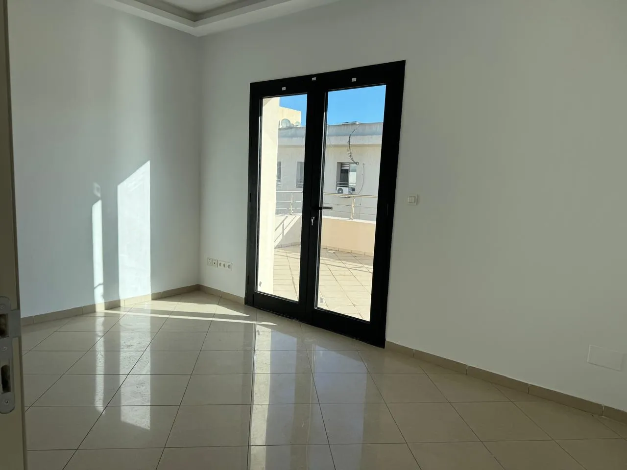 Très joli immeuble administratif au lac 2