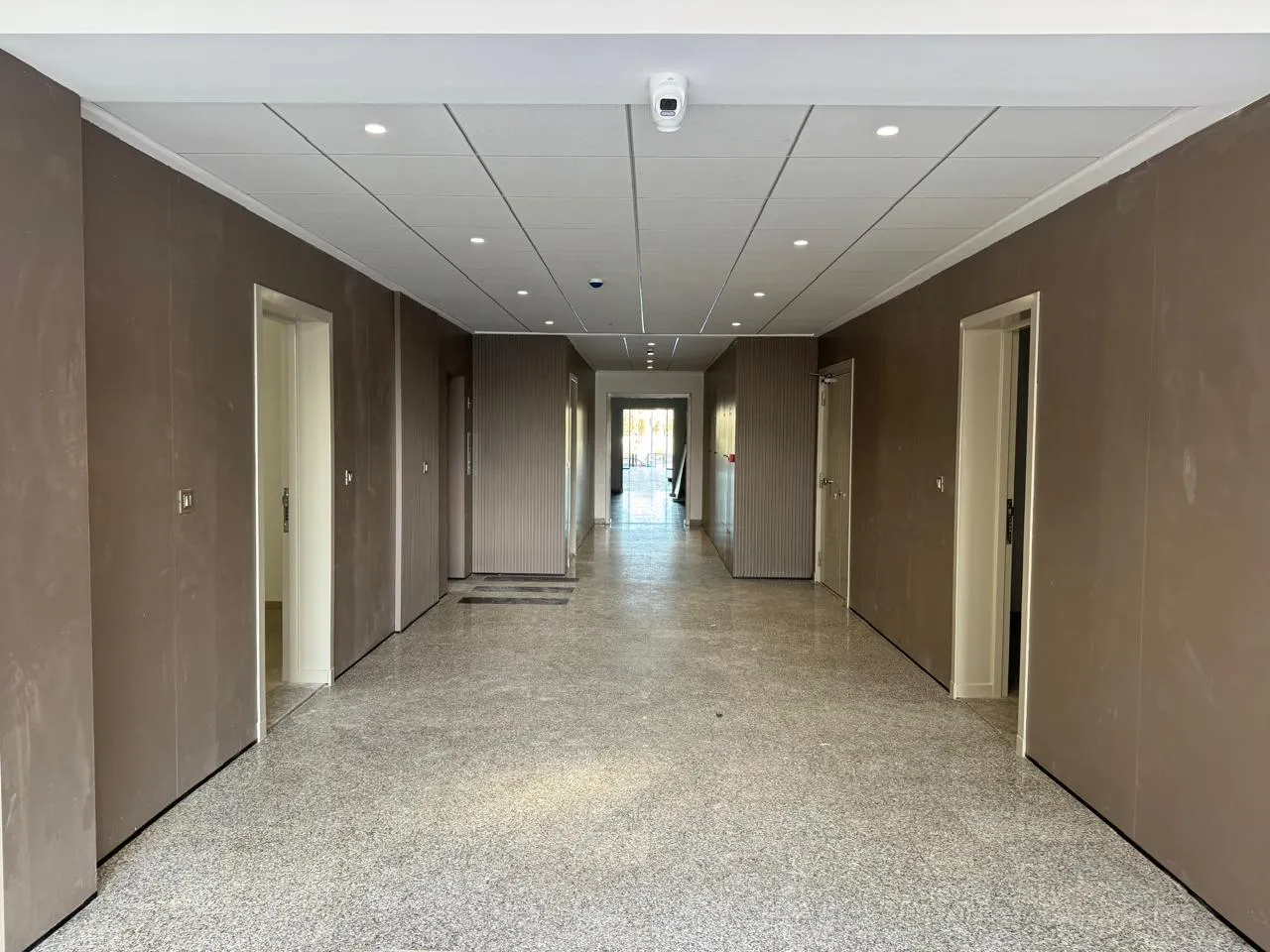 Très joli immeuble administratif au lac 2