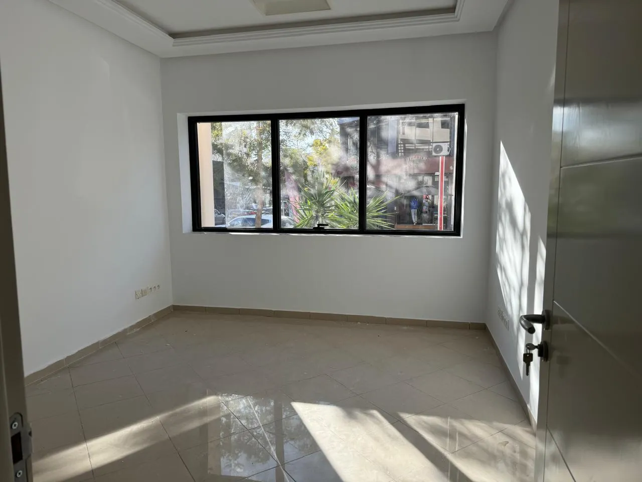 Très joli immeuble administratif au lac 2