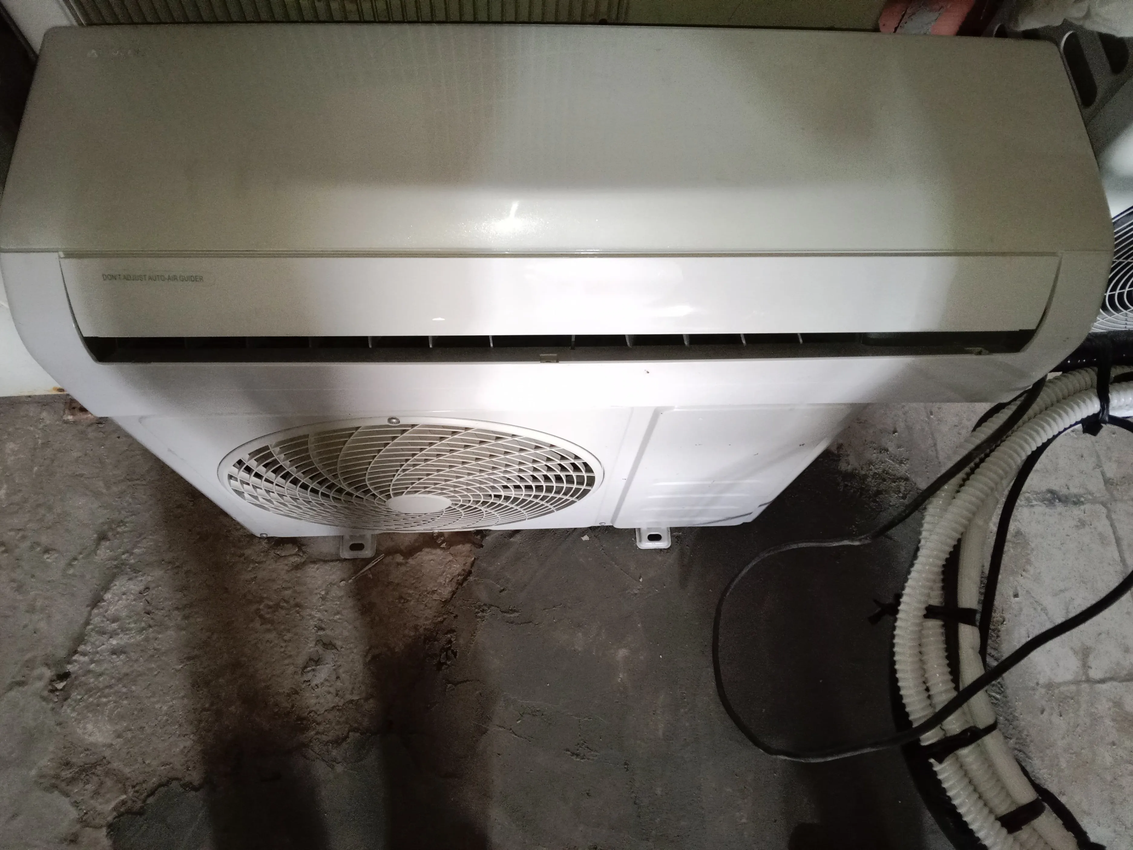 Climatiseur GREE 12000 BTU Chaud / Froid ; état neuf avec support ; livré ; Installé et Garantie 2 ans