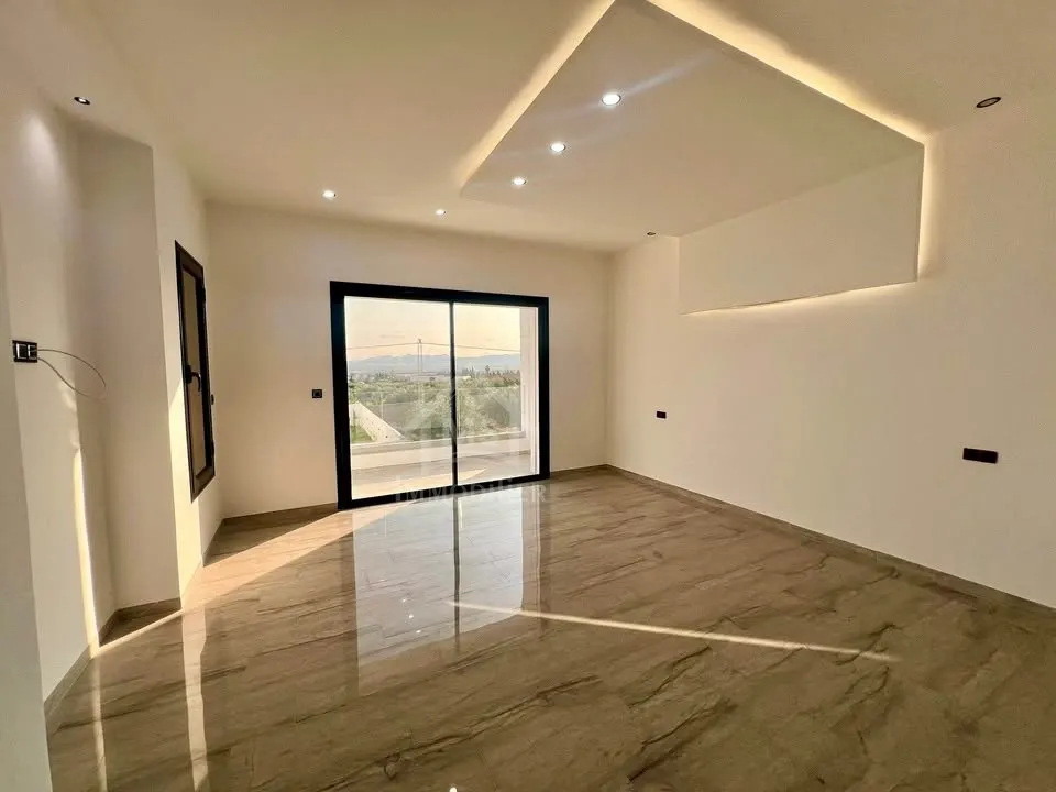 Villa S+5 toute neuve avec piscine à vendre à Hammamet Sud