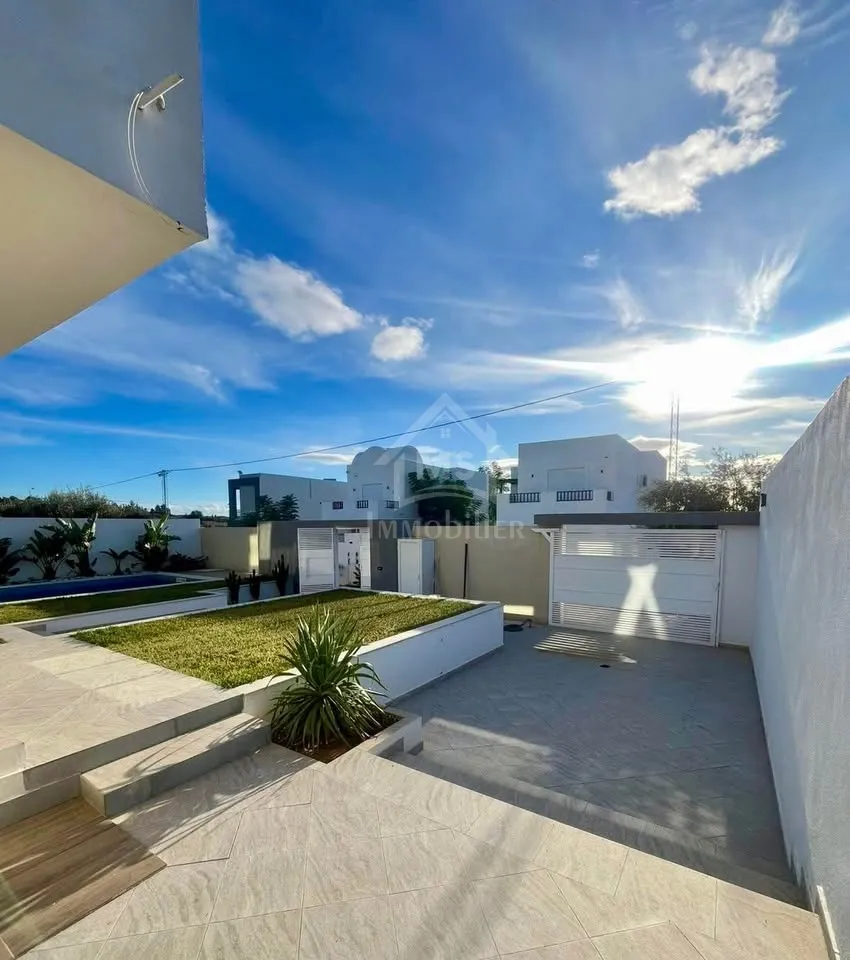 Villa S+5 toute neuve avec piscine à vendre à Hammamet Sud