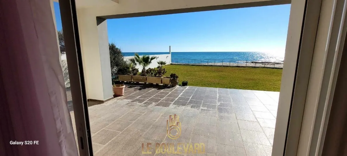 A vendre Villa avec étage pied dans l'eau à Jinene Beni Khiar