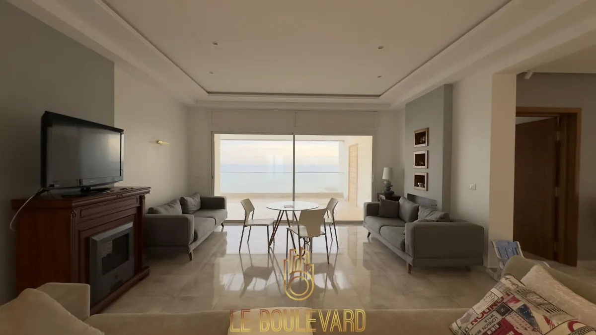 A vendre Villa avec étage pied dans l'eau à Jinene Beni Khiar