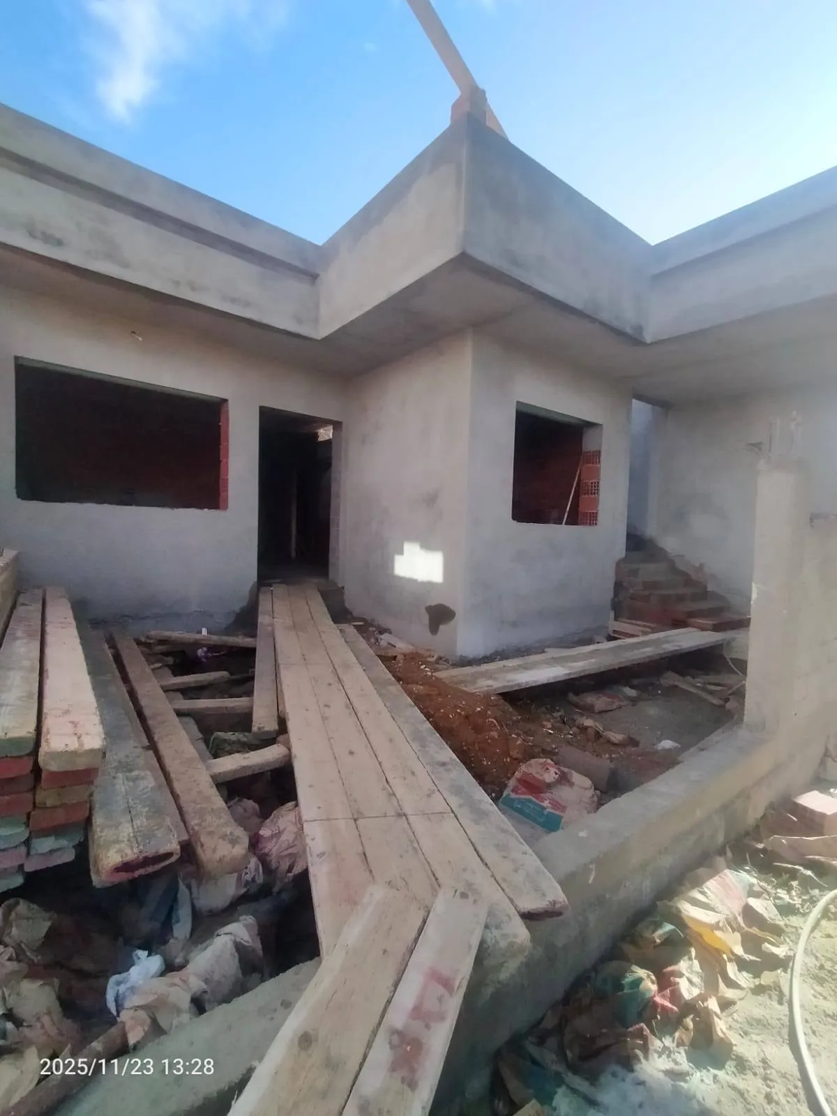 A vendre une magnifique maison clé en main S+3 indépendante située à El Haouaria Plage