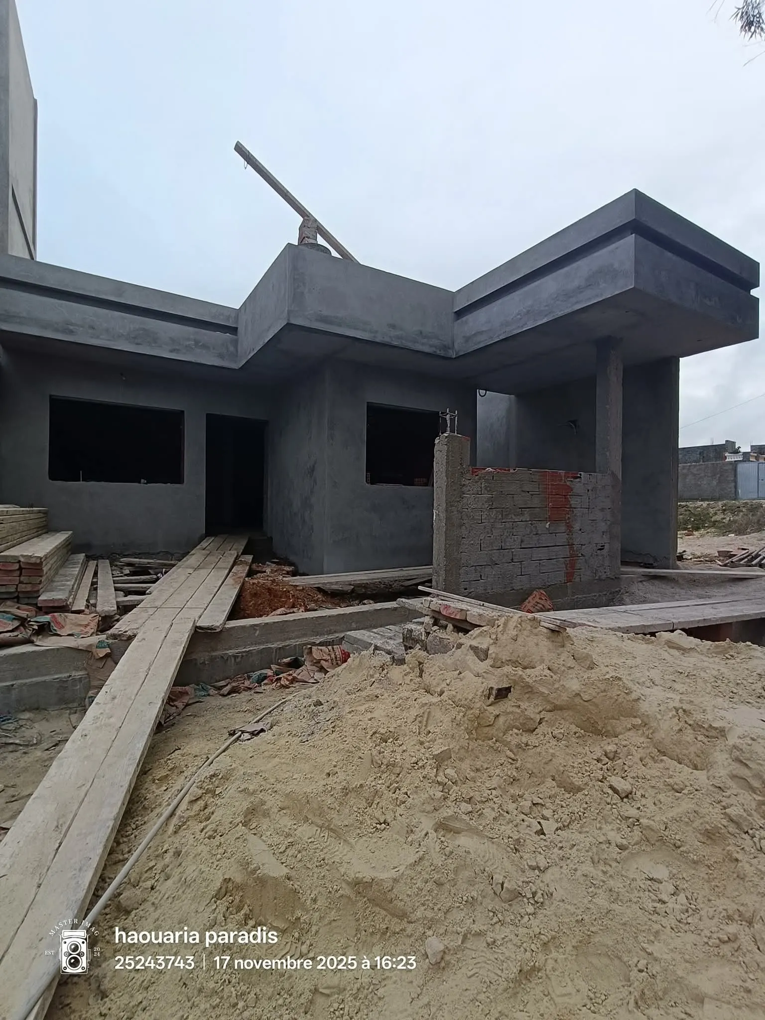 A vendre une magnifique maison clé en main S+3 indépendante située à El Haouaria Plage