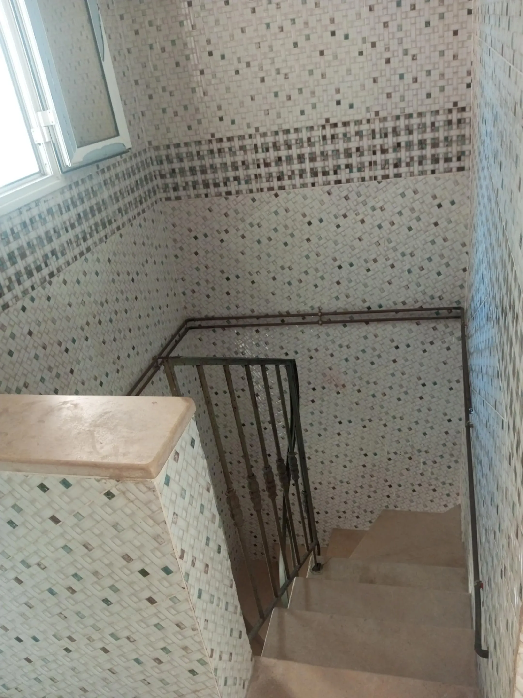 un studio s+1 au rdc vide a louer situé a manzah 5 prés de marché.