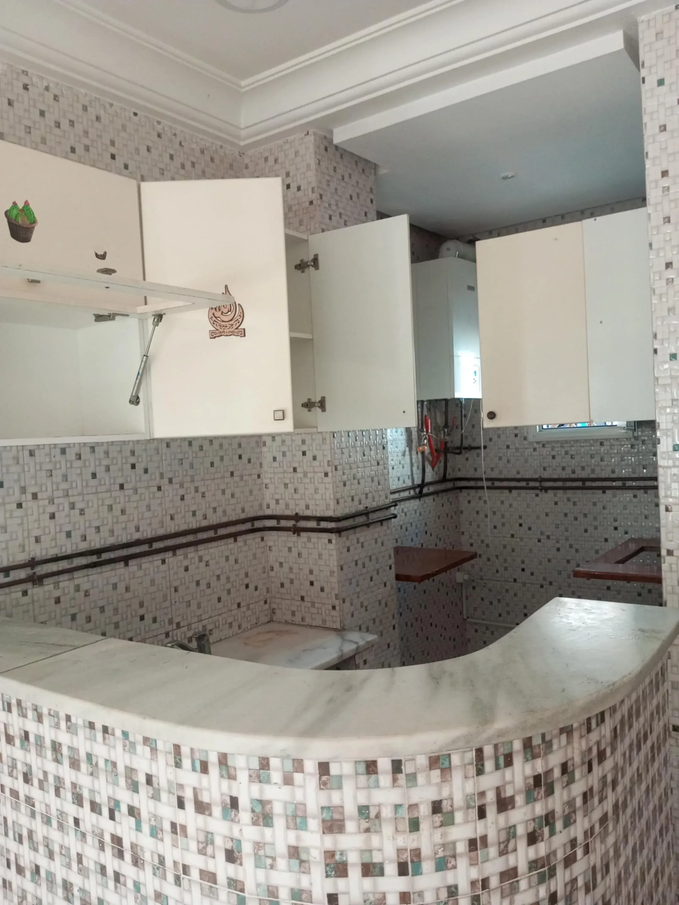 un studio s+1 au rdc vide a louer situé a manzah 5 prés de marché.