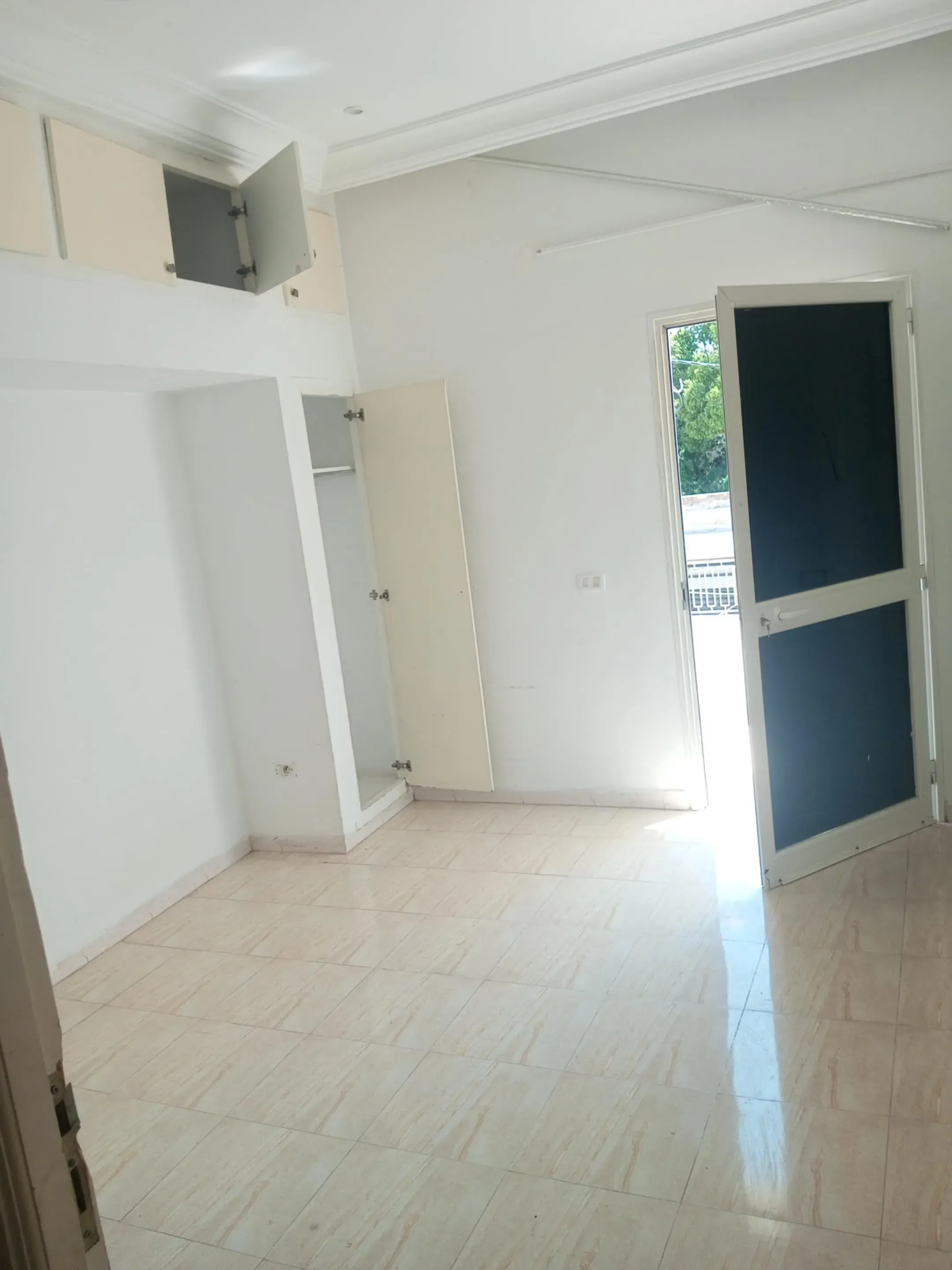 un studio s+1 au rdc vide a louer situé a manzah 5 prés de marché.