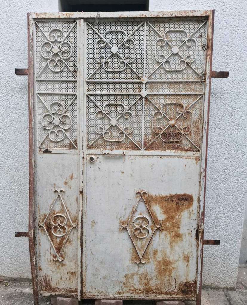 Grande porte d'entrée fer forgé avec cadre .Dimensions : 1m20/1m94 .Prix 290d.