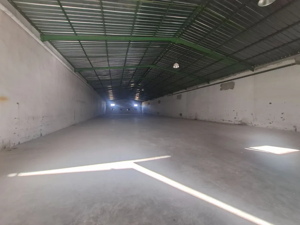 Dépôt industriel 1230 m² à louer à Bourbai Mhamdia – accès GP3, grande hauteur, dalle industrielle,