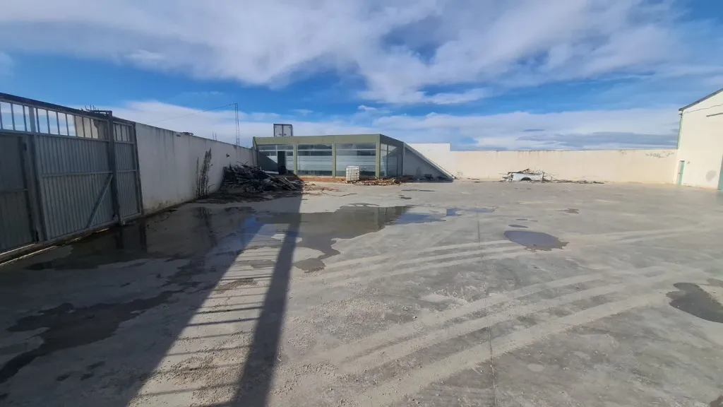 Dépôt industriel 1230 m² à louer à Bourbai Mhamdia – accès GP3, grande hauteur, dalle industrielle,