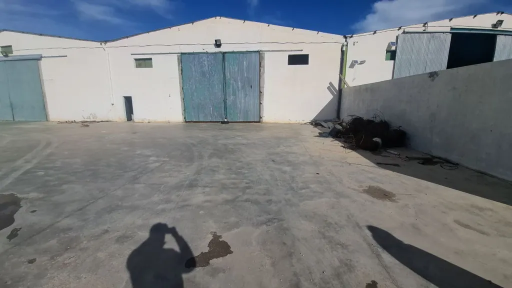 Dépôt industriel 1230 m² à louer à Bourbai Mhamdia – accès GP3, grande hauteur, dalle industrielle,
