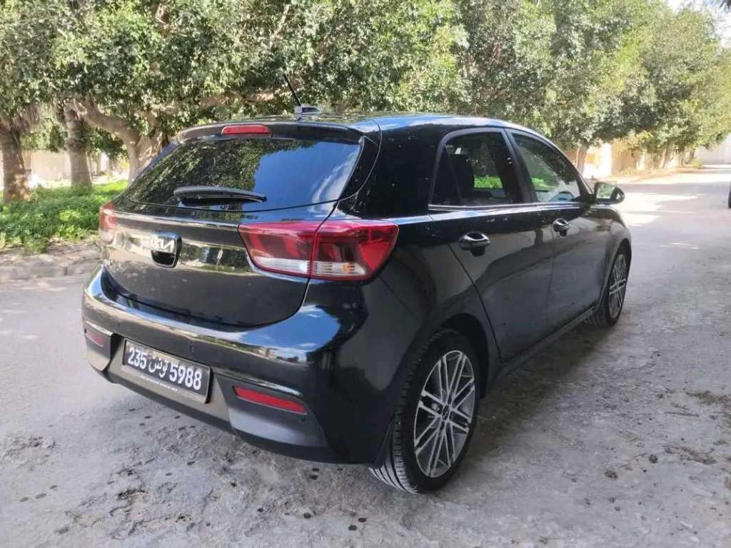 KIA RIO PRESTIGE PREMIÈRE MAIN EN ÉTAT NEUF
