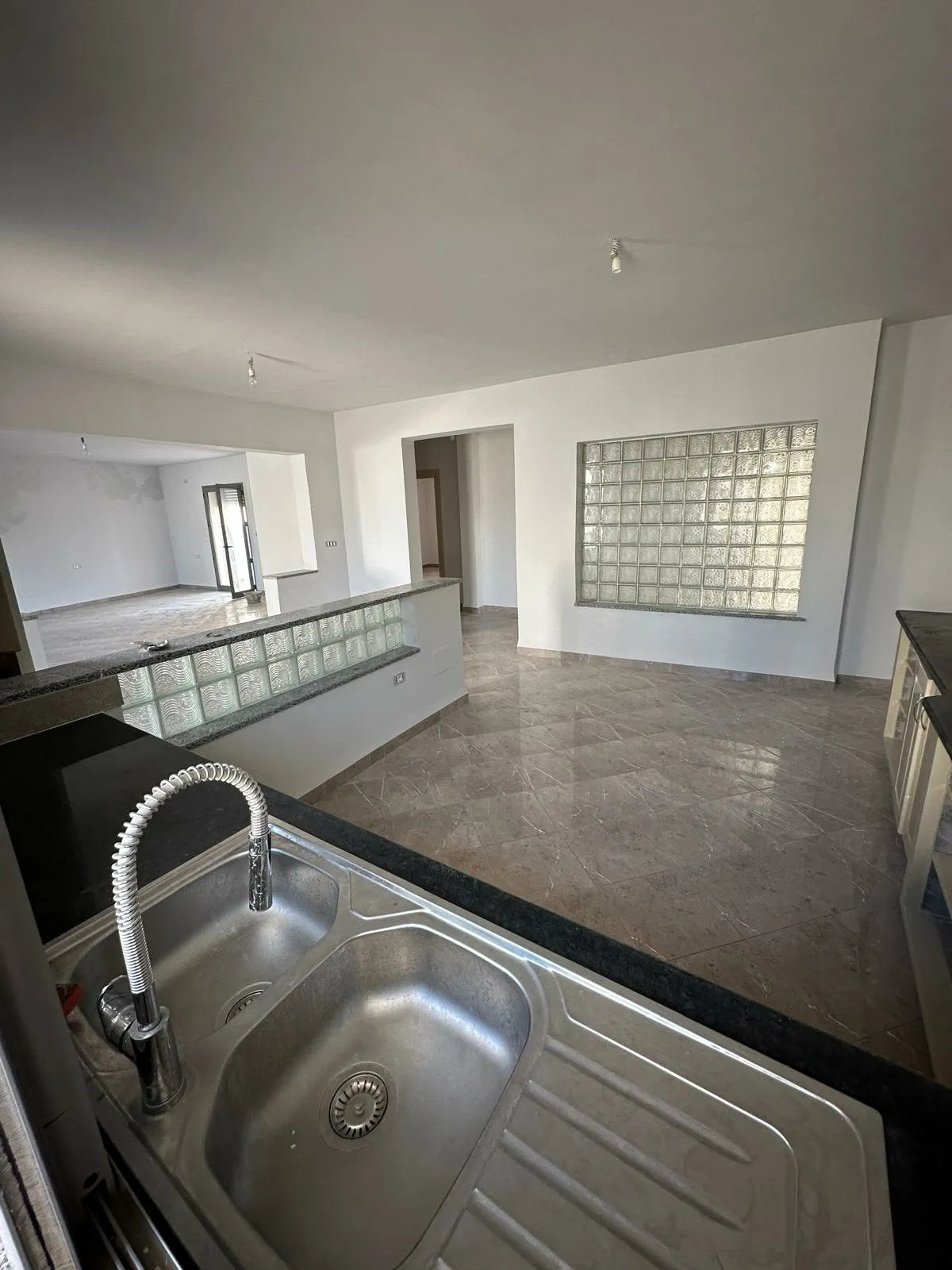 A vendre une belle maison s+3 située à la plage elhaouria