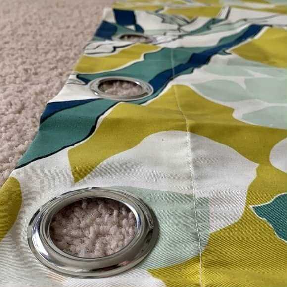 Beau rideau IKEA prêt à poser aux jolis coloris à anneaux 