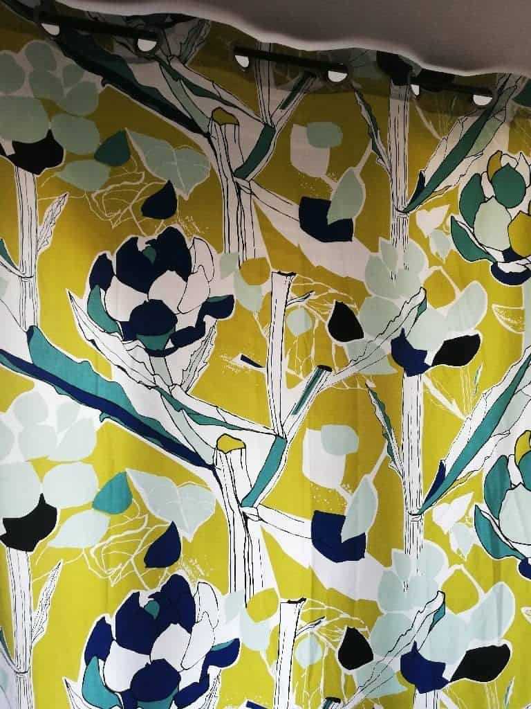 Beau rideau IKEA prêt à poser aux jolis coloris à anneaux 
