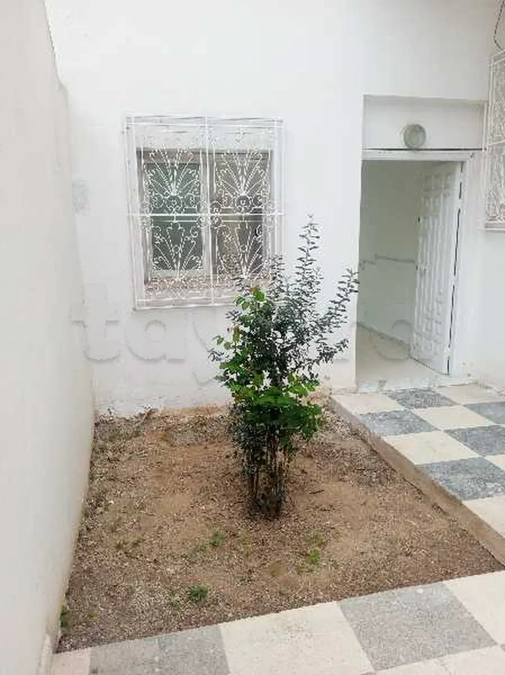  un studio s+1 au rdc a louer situé a bardo (rue bayrouth)