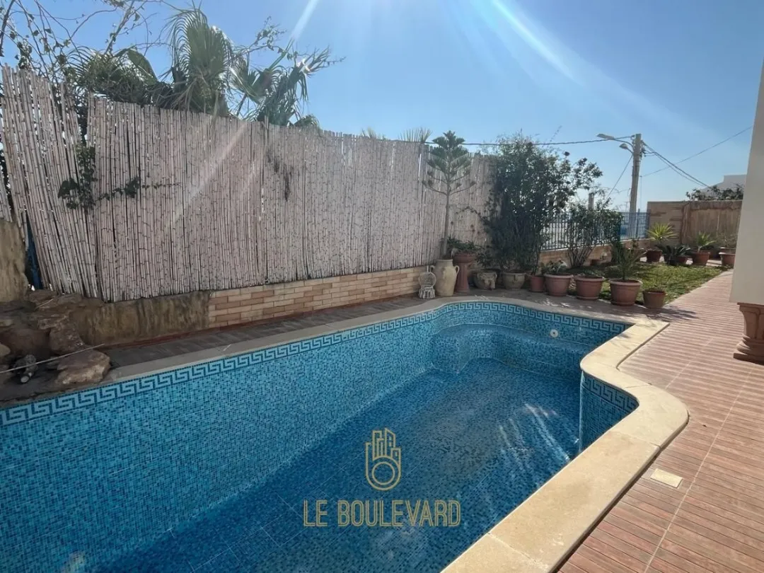 A Vendre Villa S+4 Avec Piscine Et Vue Sur Mer à Hammamet 