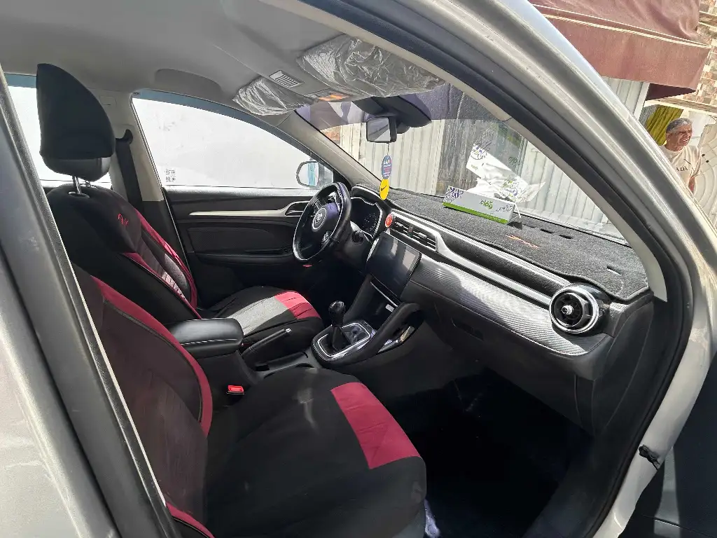 Voiture MG (ZS) COMME NEUF MODELE 2023