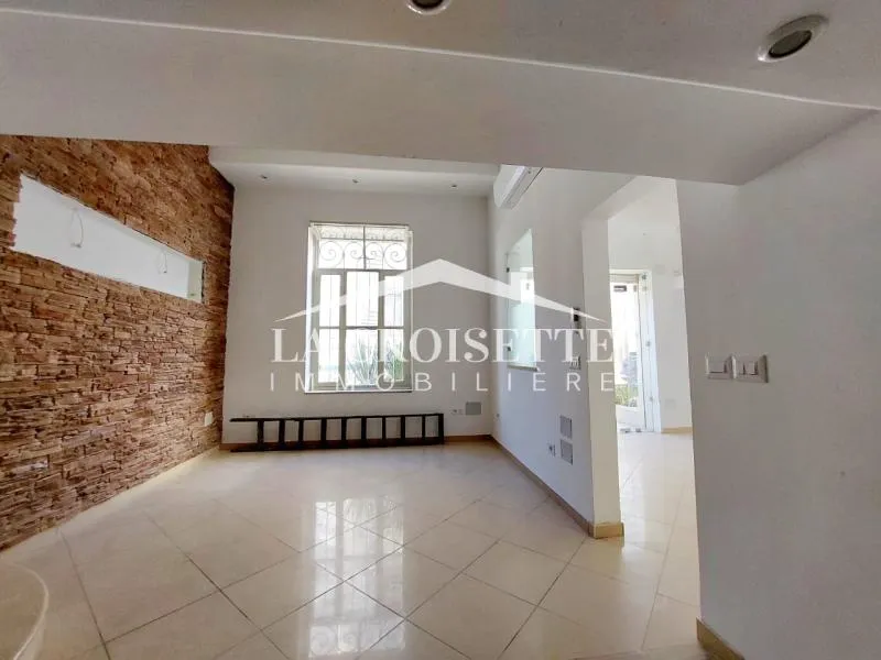 Local commercial en double hauteur à louer à La Marsa ZCL0550