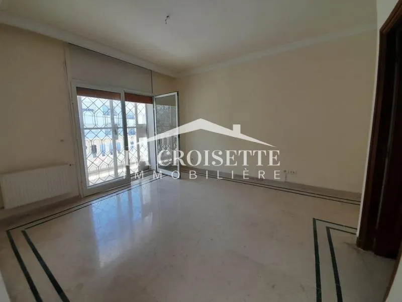 Triplex S+5 avec jardin à Gammarth MTRL0115