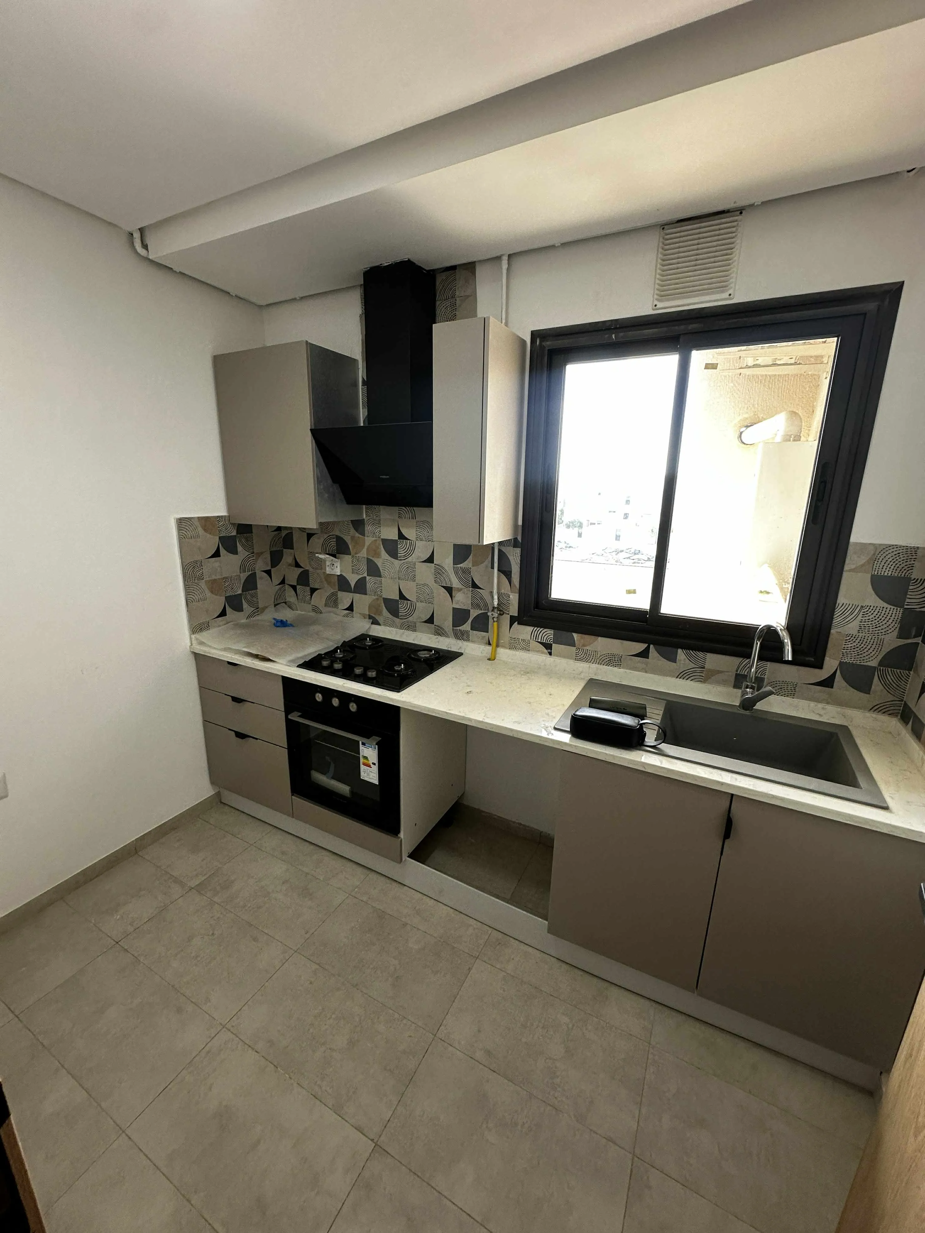 a louer un appartement S1 avec place parking jamais habitée a la nouvelle medina 3